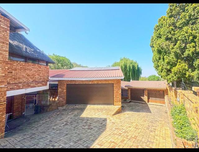 3 BEDROOM CLUSTER FOR SALE IN BASSONIA